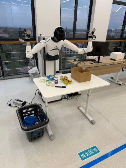 產(chǎn)教融合新篇章 我校與智元機(jī)器人聯(lián)合成立教育具身智能實(shí)驗(yàn)室并首開(kāi)《具身智能實(shí)踐》課程